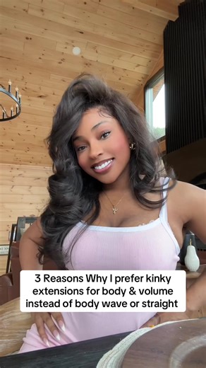 Kinky Extensions vs. Body Wave — Let’s Talk REAL Volume 👇🏽✨ If you’re trying to decide between kinky and body wave, here’s why I prefer kinky extensions for maximum body and fullness: • Higher Density Look – The tighter curl pattern naturally expands outward, giving a fuller appearance without stacking bundles. Body wave tends to fall flatter unless styled. • Built-In Volume (No Extra Styling) – Kinky textures hold their shape after washing and brushing. Body wave can loosen over time and may 