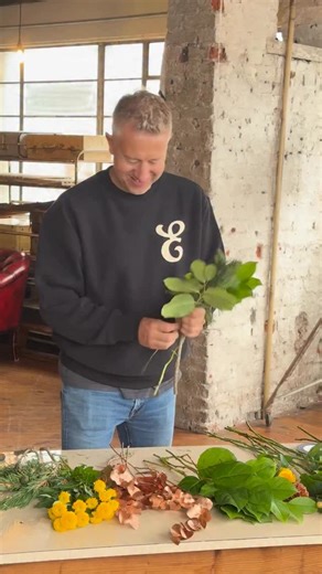 Watch Steve from @urbandesignflowers whip up the perfect bouquet for Christmas, but with a twist 💛✨👏 | Interflora UK