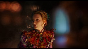 Apprenez-en plus sur le personnage d'Alice à travers ce reportage dans les coulisses du film Alice de l'Autre Côté du Miroir, au cinéma le 1er juin ! | Walt Disney Studios