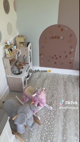 #girlroom #interiordesign #kidsroom #nurserydecor #wallpaper