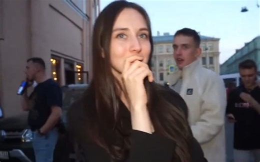 Kissing prank 我输我送东西