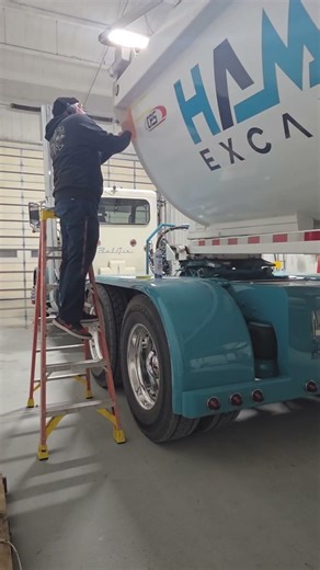 Lettering a trailer to match the truck #trucklettering #signpainting #handlettering