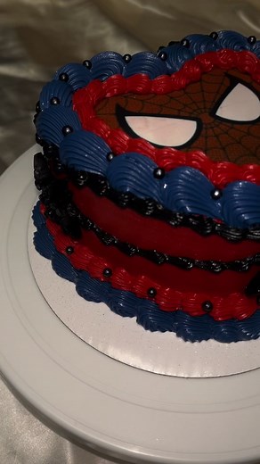 Spider-Man does whatever a spider can🕷️💙❤️ inspo - @carina 🤍 #smallbusiness #vintagecake #lunchboxcake #lunchboxcakes #bentocake #westcovina #heartcake #baldwinpark #spiderman #spidermancake #bluecake #marvelstudios