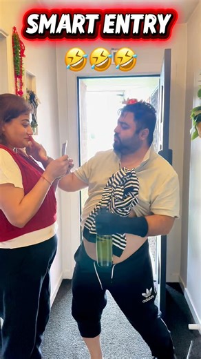 Smart entry to the house 🤣🤣#shorts #funnymoment #fyp #funny #husbandwifecomedy #fanni #dailyhumor