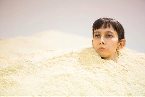 Regina Galindo lleva el "Desierto" al interior de una galería chilena