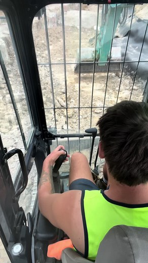 Slowly but surely filling up the subgrade to bottom of wall#diggers #earthworks #civilengineering #bluecollar #kobelco #tradie #14tonnedigger #retainingwalls #retainingwall #hoehand #hoehandsdoitbetter #operator #operator_excavator #magictouch #dempseywood