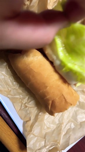 コストコのホットドッグを忙しくて何もかけずにテイクアウト🥡したならばそのまま食べるも美味しい😋がケチャップとレタスでも挟んで食べますのも良いでしょう🙆 #夕飯