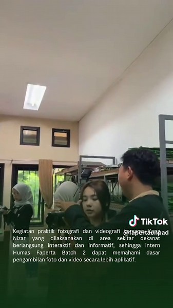 [PELATIHAN KEHUMASAN, FOTOGRAFI, DAN VIDEOGRAFI] Kegiatan yang dilaksanakan pada 9 Mei 2026 di Ruang Sidang Dekanat Fakultas Pertanian dan 13 Mei 2026 di Gedung Rektorat ini membahas teknik pengambilan foto dan video, pengelolaan media sosial institusi, penulisan berita, hingga strategi publikasi yang efektif dan profesional. 📸✨ Melalui pelatihan ini, diharapkan Intern Humas Faperta Batch 2 dapat terus mengembangkan kemampuan komunikasi visual dan penyampaian informasi yang adaptif di era digit