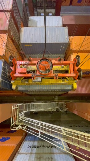 Container Handling with RTG Crane
