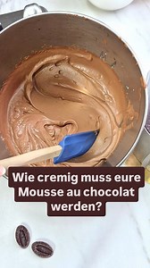 So cremig sollte eine Mousse au Chocolat ohne Ei sein 🍫 Ich verwende diese Mousse au chocolat für meine schnell und einfache Alltags-Version der Trianon-Torte auch bekannt als Schokotorte 😉 ⚠️Ganz neu auf dem Blog: neues Rezept, mit vielen Tricks und Tipps, für eine schnelle, unkomplizierte und richtig leckere Torte mit Zutaten, die man meistens zu Hause hat. Diese Mousse ist stabil, cremig und perfekt zum Schichten oder für einfache Torten im Alltag 👇 Möchtest du das neue Rezept? Oder schaut
