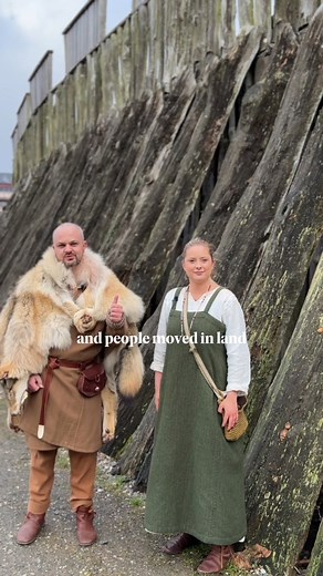 🔎 Ready to solve another mystery? Trelleborgen, the world’s only reconstructed viking fortress, stands proudly on a historical piece of land which is guaranteed to leave you wondering what importance this place held in the past. As it turns out, plenty of artefacts from different centuries have been found at the site. But the only thing found from the Viking age is the remains of the fortress. The Vikings didn’t leave anything else behind. How could that be? Strategically located close to the b