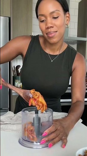 Apple 🍎 Fritter inspired Oatmeal because Oatmeal needs a better PR team! Save the recipe below! 🧡