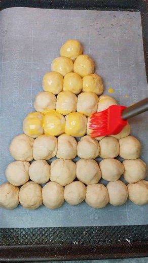Pull-Apart Christmas Tree Garlic Bread Soft, cheesy, and loaded with garlic-butter flavor—perfect holiday appetizer. 📝 Ingredients Dough (Homemade – or use 1 lb store-bought pizza dough): 3½ cups all-purpose flour 2¼ tsp (1 packet) active dry yeast 1 tbsp sugar 1 tsp salt 1 cup warm milk (110°F / 43°C) 2 tbsp olive oil Cheese Filling: 8 oz mozzarella cheese, cut into ¾-inch cubes Garlic Butter Topping: ½ cup (1 stick) unsalted butter, melted 4 cloves garlic, finely minced 2 tbsp fresh parsley,