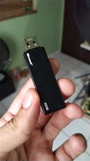 A Microsoft te dava um pen drive pra instalar o Windows