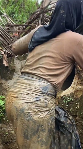 kelebihan beban,jadi jatoh deh 😆 #gadisdesa #jandadesa #pedesaan #sawah #nature