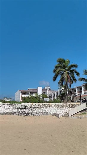 El histórico Hotel Melaque, símbolo de nuestra costa y testigo de tantas historias, quedó gravemente destruido tras el temblor de 1995. Este lugar, que por años dio la bienvenida a visitantes y locales, y generó empleos nos deja una profunda tristeza al ver su estructura hoy derrumbada y casi desaparecida. Más allá de los muros, lo que se pierde son recuerdos, momentos y parte de la identidad de nuestro querido pueblo. | Melaqueño de Corazon
