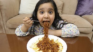 شفا تشتري اندومي من السوبرماركت !!! shfa cooking black Noodle pretend play | SHFA