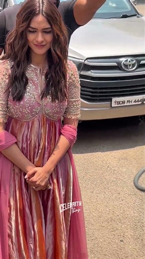 Mrunal Thakur Gorgeous Style & Cute Expressions 😍🔥 ll #mrunalthakur #shortvideo #trending