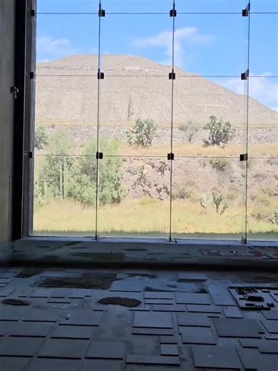 Comprender la planeación y el orden urbano Uno de los mayores aportes de la maqueta es mostrar la precisión geométrica de Teotihuacán. En ella se aprecia claramente la Calzada de los Muertos como eje rector, la simetría de los conjuntos arquitectónicos y la orientación astronómica de los edificios. Esta representación ayuda a entender cómo los teotihuacanos aplicaron conocimientos avanzados de matemáticas, astronomía y arquitectura para crear una ciudad ordenada que reflejaba su cosmovisión del 