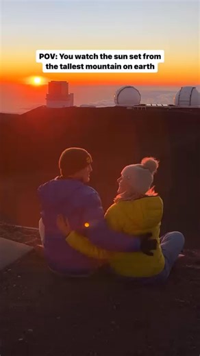🤯You read that right! 🌋Mauna Kea on the Big Island of Hawaii is the TALLEST MOUNTAIN ON EARTH from its base on the ocean floor to its summit. It’s a full kilometer (that’s about 3,280 feet) taller than Mt. Everest when you compare the two mountains from base to pinnacle. And, since Mauna Kea is a dormant volcano (not extinct!), it could theoretically continue to grow in future eruptions. It last erupted between 4000-6000 years ago. 🔭Because of its high altitude, dry environment, and stable ai