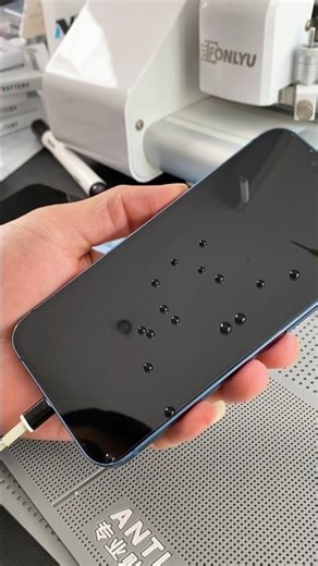 Apply a EPU hydrogel film screen protector for iPhone with #FONLYU hydrogel cutting machine #phone