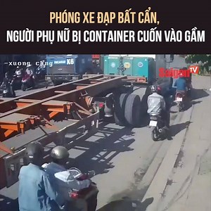 900K views · 1.7K reactions | Không hiểu vì lý do gì, người phụ nữ đi giữa dòng phương tiện lớn nhưng vẫn chuyển hướng đầy bất cẩn.  Vụ tai nạn xảy ra khoảng 9h15 sáng nay, ngày 4/1 tại phường Trường Thọ, Quận Thủ Đức, TP HCM.  Cập nhật thông tin tại: https://bit.ly/2T7L6s9 | SaigonTV | Facebook