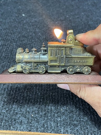 Bật lửa để bàn Omscolite của Nhật sx khoảng giai đoạn 1950 1960, chất liệu đồng brass, kiểu dáng toa xe lửa cổ điển, máy qua dùng còn cứng cáp hoạt động tốt. Ae sưu tầm ib em #xuhuong #Vintage #Lighter #batluadep #batluadocla