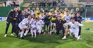 Com gol de goleiro, Goiás vence fora de casa e assume a liderança