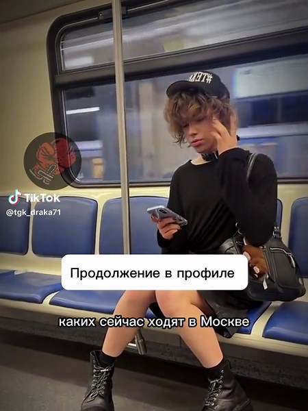 日本利用压电瓷砖将脚步转化为电能。这些瓷砖捕捉来自你脚步的动能。当你行走时，你的重量和动作会对瓷砖产生压力。瓷砖会轻微弯曲，从而产生机械应力。瓷砖内部的压电材料将这种应力转化电能。每一步都会产生少量电荷，而数百万步结合在一起就能产生足够的电力来驱动 LED灯、数字显示屏和传感器。在像涩谷车站这样繁忙的地方，每天大约有240万个脚步为这一系统作出贡献。这些电能可以被储存或立即使用，从而减少对传统电力来源的依赖，并支持可持续的城市基础设施。这种方法将日常运动转化为实用的可再生能源#рекомендации #новости #треш