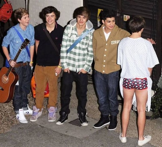 A One Direction Fan Account. Not Impersonating One Direction. on Instagram: "DISCOUNTS and FREE SHIPPING on One Direction Merchandise. LINK IN BIO. #14yearsof1d #14YearsOfOneDirection ❤️❤️❤️❤️❤️ @onedirection @niallhoran @harrystyles @liampayne @louist91 @zayn #onedirection #zaynmalik #liampayne #louistomlinson #harrystyles #niallhoran #1d #1disthebestbandever #1dmemes #zayn #liam #louis #niall #harry #onedirectionisthebiggestboybandontheplanet #onedirectionbestfans #1dbackin2020 #zquad #zaynmal