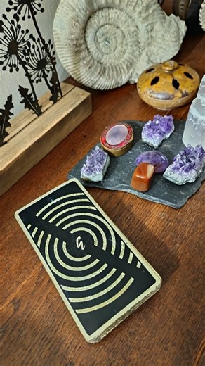 le cercle Demeter | Création d'oracles🌙Cartomancie on Instagram: "Et vous, avez-vous un oracle "chouchou" (ou un tarot)? Un qui vous accompagne depuis longtemps, qui raconte une histoire, qui vous a été légué peut-être? 🤗 Pour ma part c'est donc l'oracle Gé qui a été mon tout premier oracle et qui reste mon chouchou 🫶🏼. Je l'avais acheté dans un bureau de tabac, vous savez c'était un de ces débuts de collections bien connues qu'on ne paye que quelques euros (francs à l'époque) la première éd