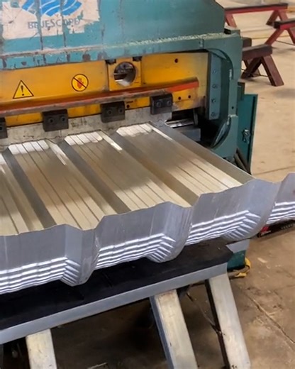 This machine can fold and shape sheets of metal like it's a sheet of paper 🤯 | UNILAD Tech