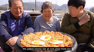 Kkakdugi, Radish Kimchi fried rice on a cauldron lid Join my group: https://www.facebook.com/groups/538664677469304 | Family Heungsam Mukbang