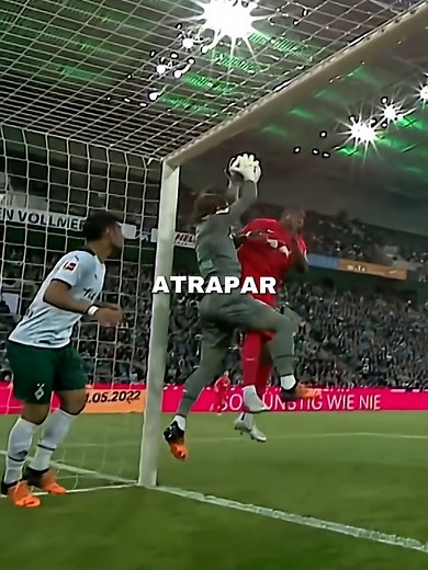 Portero salta y atrapa el balón en un córner: reacción y resumen