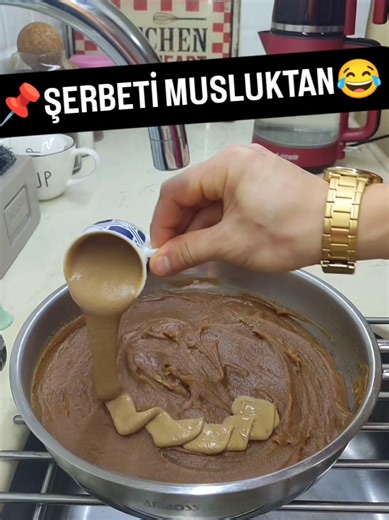 🔥HELVAYI BÖYLE DENEYİN🔥İLGİNÇ😍MUTLAKA DENEYİN👍 BUNA BAYILACAKSINIZ👌 MALZEMELER; 2 su bardağı un 1 çay bardağı sıvıyağ 2 yemek kaşığı dolusu tereyağı 1 Türk kahve fıncanı tahin ŞERBETİ İÇİN; 4 su bardağı su(soğuk)musluktan 1,5 su bardağı şeker YAPILIŞI; tavaya sıvıyağ, tereyağı unu ekleyip rengi kahverengi olana kadar kavuralım lavabonun altına alalım tavayı musluktan suyu açalım devamlı karıstıralım şekeri dökelim hızlıca karıstıralım kıvam alınca tahini dökelim karıstıralım afiyetle yiyeli