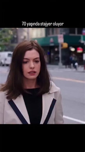 sine.filmtv on Instagram: "70 yaşında emekli bir dul olan Ben, emekli hayatından sıkılır. Bir çevrimiçi moda perakendecisine kıdemli stajyer olmak için başvurur ve pozisyonu alır. Şirketin kurucusu, yorulmak bilmeyen, azimli, talepkar, dinamik bir işkolik olan Jules Ostin'dir. Ben onun stajyeri olur fakat ilk başta onu sadece öylesine işe almıştır. Bununla birlikte, Ben oldukça yararlı olduğunu ve bundan da öte bir destek ve bilgelik kaynağı olduğunu kanıtlıyor. Bundan sonrasında ise dengeler de