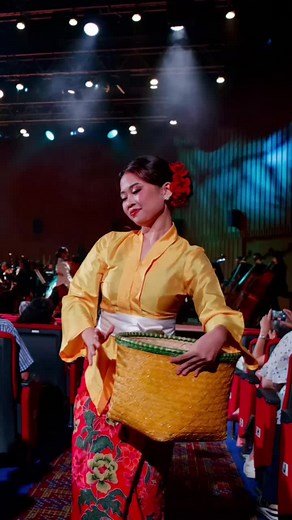 Something stirring about the way Malay dance and Chinese orchestral music were woven together in a fascinating performance of ‘Sisters’ Islands’ - on the opening night of the Singapore Chinese Orchestra’s new season. The music for Sisters’ Islands was first created by talented local composer Wang Chenwei, when he was just 17. He was inspired by the Malay legend of how the two islands emerged among Singapore’s Southern Islands. The dance was choreographed by the celebrated Osman Hamid, both to vi