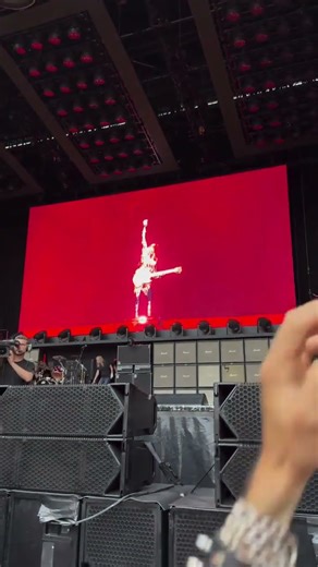 AC/DC’s epic animated intro shakes the crowd before the first riff 🎬🔥 #ACDC