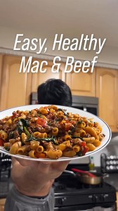 Healthy Macaroni and Beef. You won’t BELIEVE how delicious and easy it is to make. All in one pot, protein-packed, great to meal prep, and done in 30 minutes.👇🏼 - Ingredients: • 1 tsp olive oil • 1 tbsp minced garlic • 1 chopped onion • 1 chopped red bell pepper • 1 cup lean or extra lean ground beef (the leaner it is, the lower the calories) • Season with salt, pepper, paprika, and chili powder • 1 cup any tomato, pizza or pasta sauce (preferably lower in sodium) • 1 cup water (or beef broth)