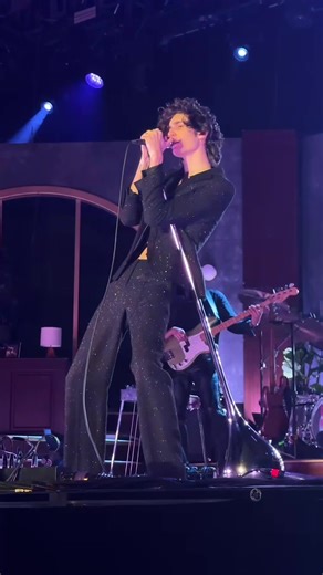 @sombr staat vanavond in een uitverkochte AFAS Live met zijn The Late Nights & Young Romance Tour, zijn grootste show tot nu toe in Nederland. Hoewel hij voor je gevoel net pas opkomt, heeft hij nu al een hoop diehard fans. Wij namen een kijkje in de rij bij de superfans die vertellen hoe ver hun liefde gaat voor de zanger. ✨ #3FM #sombr Concertvideo: TikTok via concertsdumps_ Fanvideo: TikTok via sombrstans