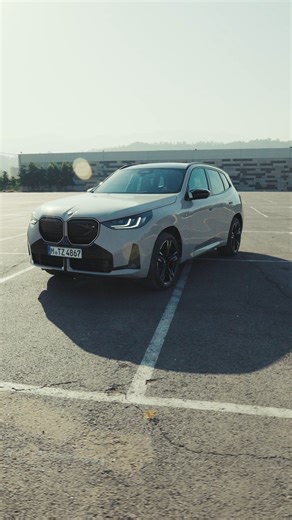 ニューBMW X3と心躍るアドベンチャーを。 現代的でスポーティな個性を印象付けるエクステリア。光で浮かび上がるキドニー・グリルとヘッドライトが新たな表情を印象づけます。 詳細はこちら https://www.bmw.co.jp/ja/all-models/x-series/x3/bmw-x3.html ※動画は日本仕様とは異なります。また、オプション装備等を含む場合があります。 #BMW #駆けぬける歓び #BMWJapan #THEX3 #BMWX3 | BMW Japan