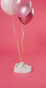 Ces sneakers blanches unies Levi’s pour enfant nous proposent un style sportswear simple et épuré. Elles offriront un grand confort aux petits et leur permettront de vivre leur journée active dans un cadre à la fois souple et protecteur. Leur bride velcro positionnée sur le cou-de-pied permet également de les chausser facilement. On les adopte cet été sans hésiter ! #ilovemyshoes #shoeslover #levis | Besson Chaussures