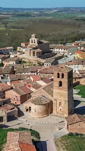 IGLESIA ROMANICA DE SAN MIGUEL: Icono de la Arquitectura Medieval en el Cine. La Iglesia de San Miguel, en San Esteban de Gormaz (Soria) 🏰, es un destacado ejemplo de arquitectura románica del siglo XII ⛪. Su sobria estructura y su impresionante galería porticada, con sus capiteles decorados, hacen de esta iglesia un gran escenario para películas 🎬, especialmente aquellas que exploran temas históricos y religiosos, donde su atmósfera y belleza arquitectónica 🏛️ aportan una sensación de atempo