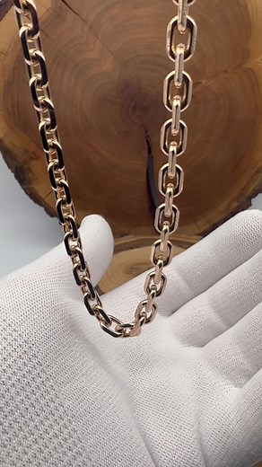 Close-Up of a Stunning Gold Chain with Detailed Texture