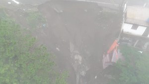 MARCOS HIGHWAY UPDATE The portion of Marcos Highway in Begis, Poblacion, Tuba, Benguet is one way passable due to a landslide and the near collapse of the pavement. 🎥: Robert Galian Boado | Baguio Herald Express