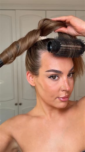 Minnie Faye Rayment on Instagram: "Getting ready > actually going out ✨ ad Grabbed all my @spacenk favourites: @hairbysammcknight modern hairspray for heat protection and hold @dysonbeauty coanda x2 airwrap to curl @gisou honey infused hair oil @phlur heavy cream hair and body mist (this smells phenomenal) @charlottetilbury plumpgasm gloss light/medium @hourglasscosmetics ambient lightening palette sublime edit @spacenk carribean shores golden shimmer body oil - - - #hairtutorial #hairinspo #hai