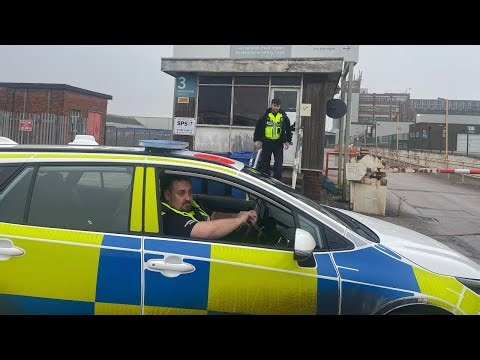 Police Arrive After The Security Looses His Head !!! 📸🎥❌
