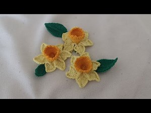 Horgolt nárcisz felirattal