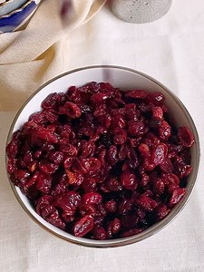 2.5K views · 79 reactions | How to make your own dried cranberries at home with no sugar, dehydrated in the oven! Recipe & macros: https://ketodietapp.com/Blog/lchf/homemade-sugar-free-dried-cranberries | KetoDiet Blog - Martina Slajerova | Facebook