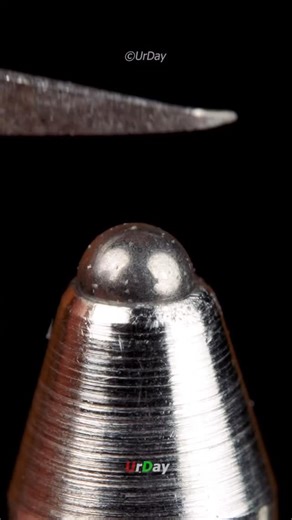 Med editx on Instagram: "日本利用压电瓷砖将脚步转化为电能。这些瓷砖捕捉来自你脚步的动能。当你行走时,你的重量和动作会对瓷砖产生压力。瓷砖会轻微弯曲,从而产生机械应力。瓷砖内部的压电材料将这种应力转化为电能。每一步都会产生少量电荷,而数百万步结合在一起就能产生足够的电力来驱动LED灯、数字显示屏和传感器。在像涩谷车站这样繁忙的地方,每天大约有240 万个脚步为这一系统作出贡献。这些电能可以被储存或立即使用,从而减少对传统电力来源的依赖,并支持可持续的城市基础设施。这种方法将日常运动转化为实用的可再生能源#日本#知识#事实#你知道吗 #推荐#科技#创新#历史 #技术#实验#热门日本利用压电瓷砖将脚步转化为电能"